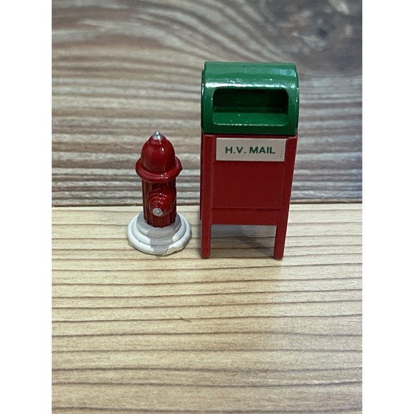 Department‎ 56 Dickens' Village MAIL BOX AND FIRE HYDRANT - Picture 3 of 5